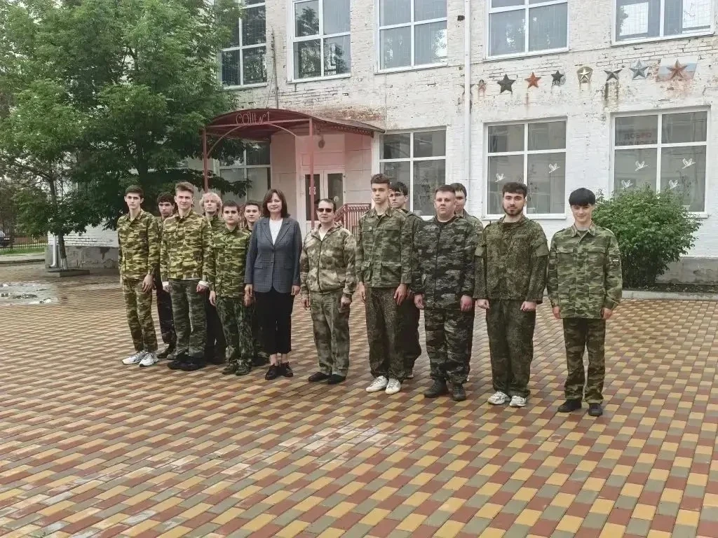 На базах школ района для юношей проходят учебные сборы.  Это практическая часть предмета Основы безо