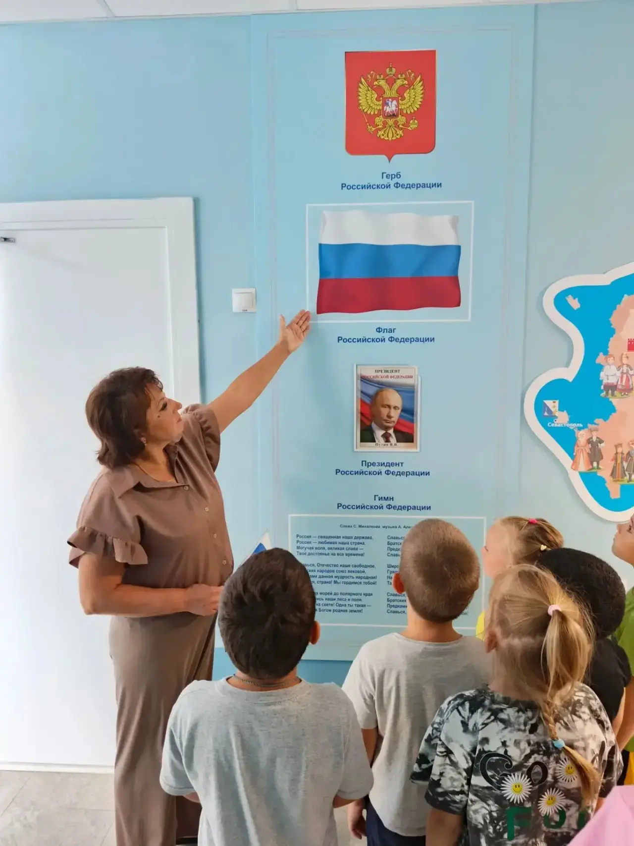 🇷🇺 Наш флаг — наша гордость! Как прошла беседа о главном символе страны
