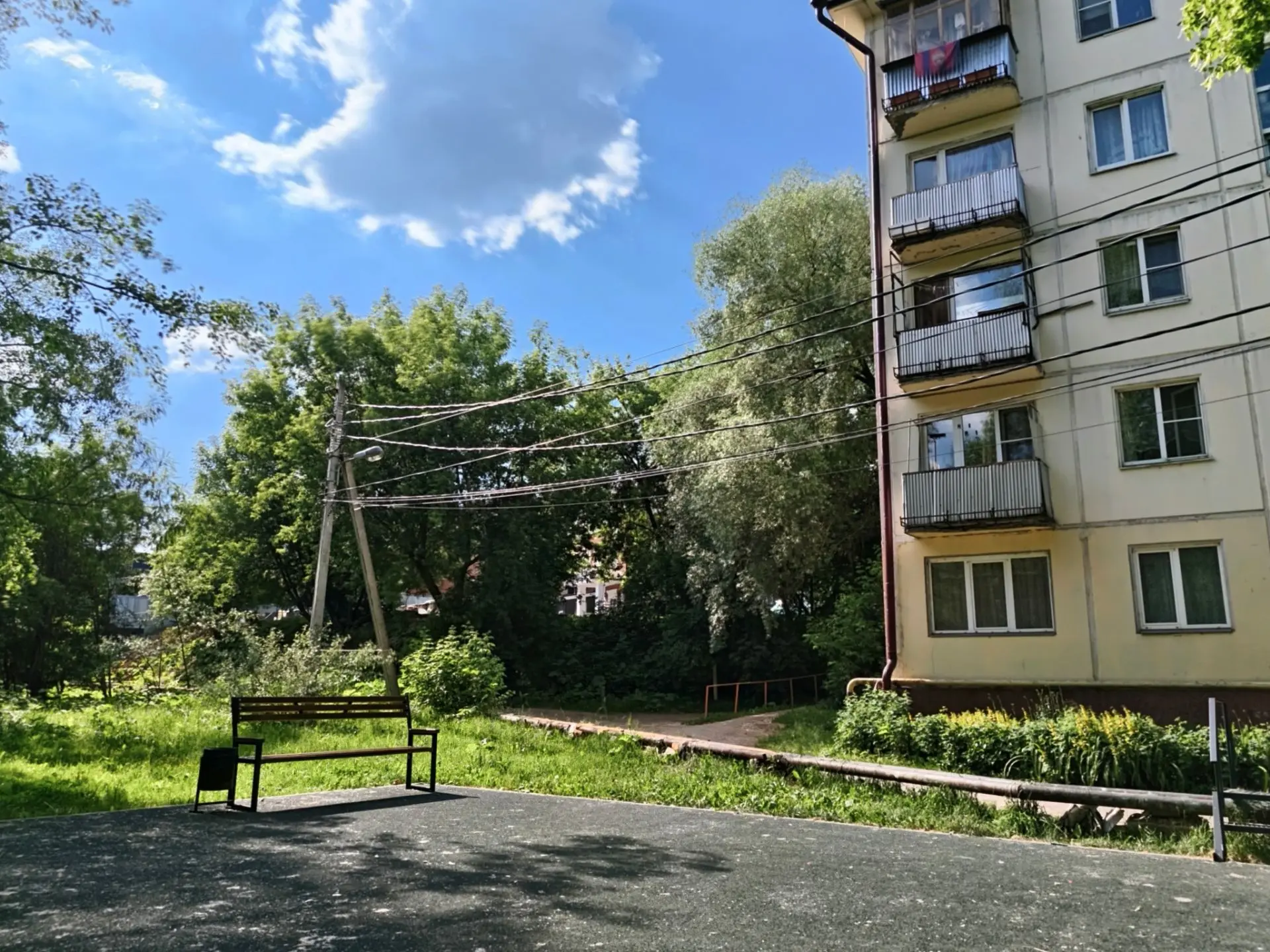 Цикл фотографий к 100-летию города Наро-Фоминска "Мой город в объективе".

"Тихий двор"