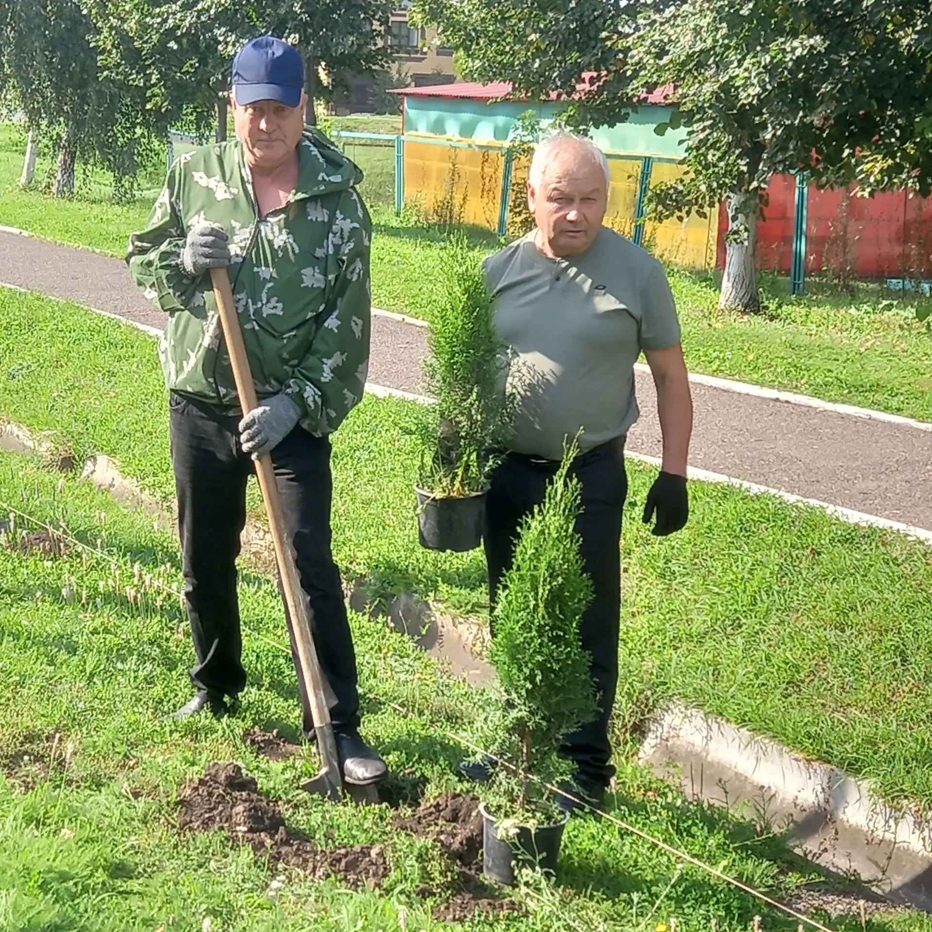 💥Спортивная школа «Паттар» продолжает делать территорию уютнее и красивее. Сегодня важ...