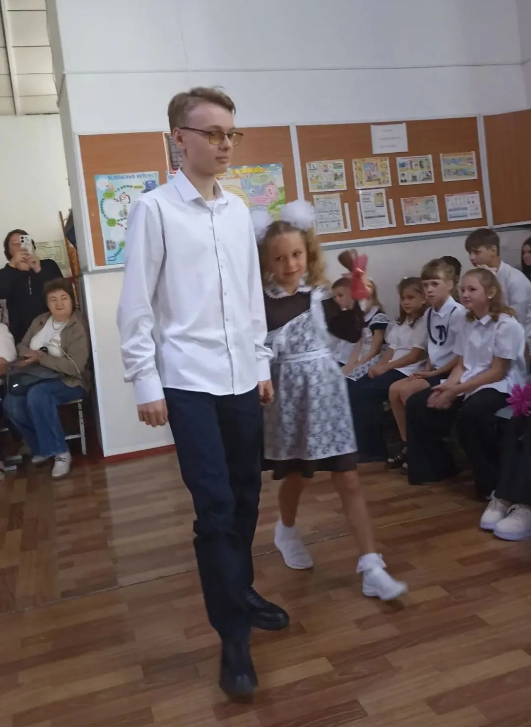 Сегодня, в первый день осени, наша школа вновь распахнула свои двери для учеников, учит...