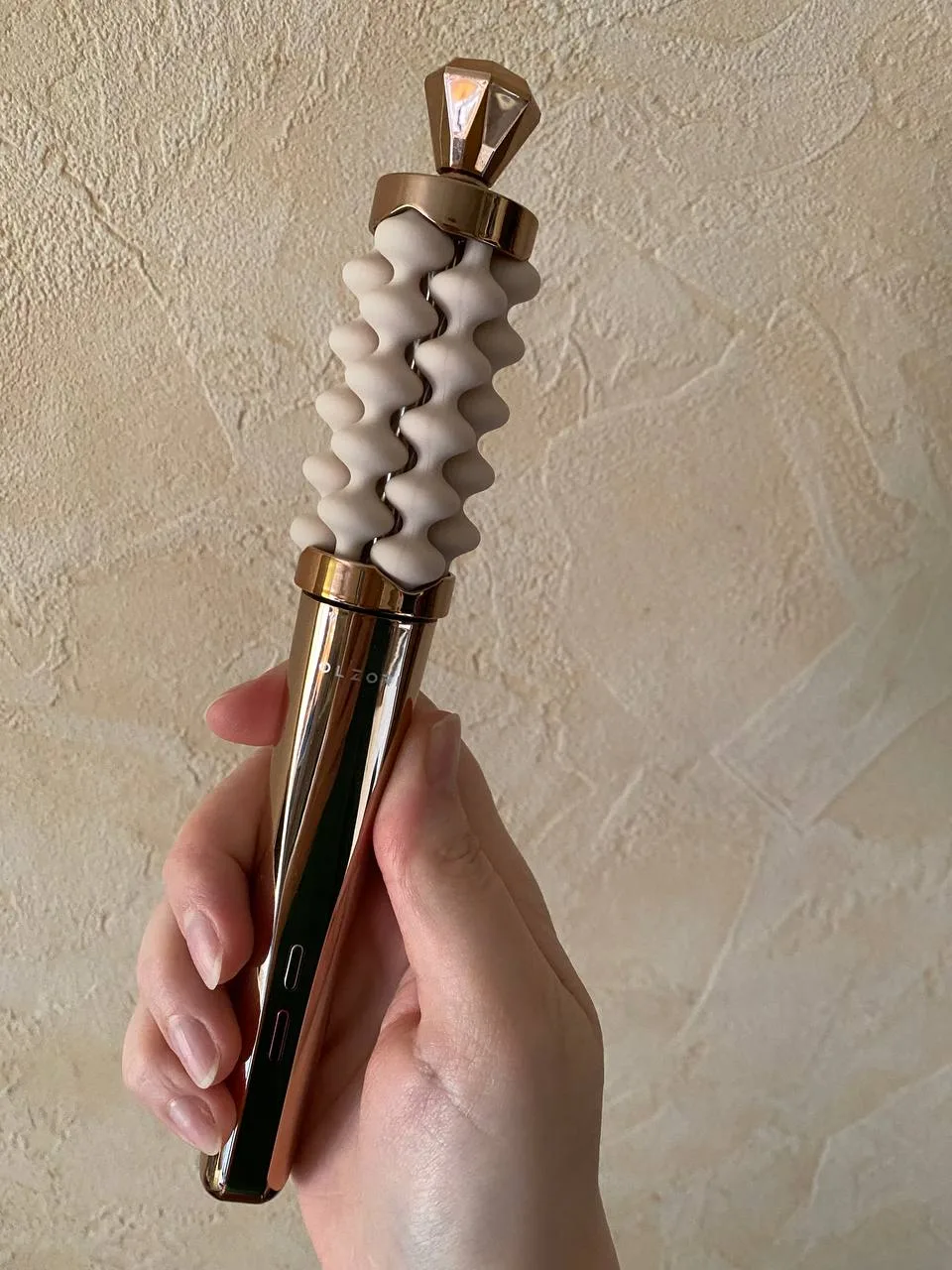 Макс говорит, что «мои вибраторы» скоро выселят его из дома 🤪