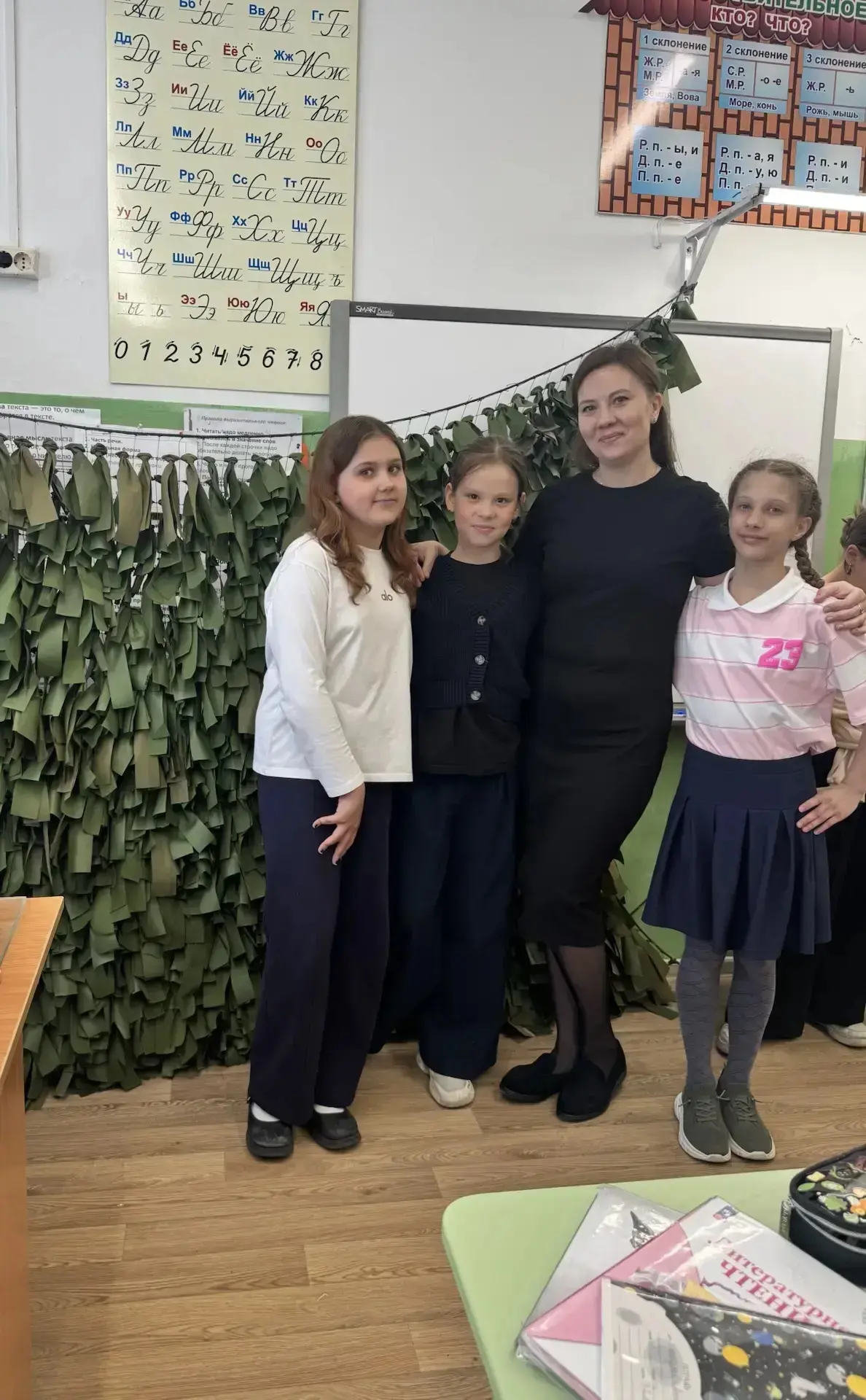 Учащиеся 3 «Б» класса изготовили маскировочную сеть для нужд специальной военной операции, которая о