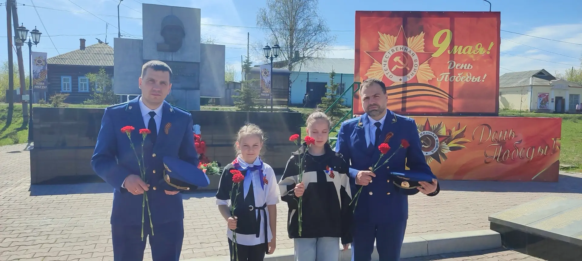 Сотрудники прокуратуры Новолялинского района в преддверии празднования Дня Победы возложили цветы к 
