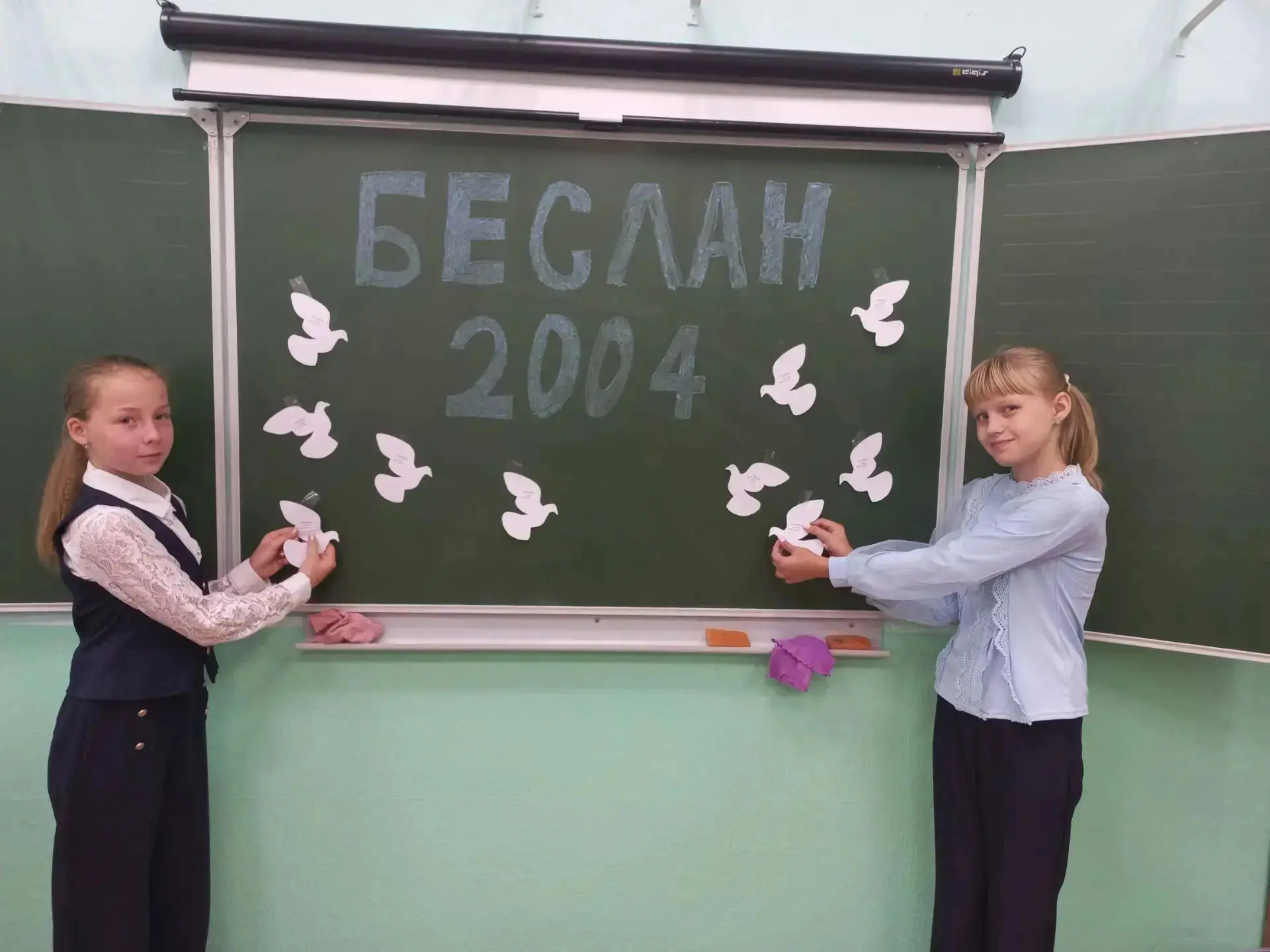 Сегодня в тишине школьных коридоров, где обычно звенят детские голоса, воцарилась особа...