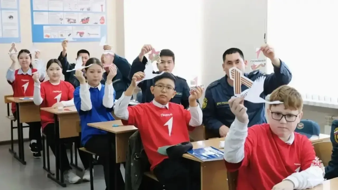 🕊️ В рамках Всероссийской акции «Окна Победы» активисты Движения Первых из 6 «в» и 6 «г» классов при