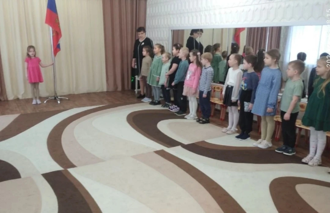 🇷🇺Традиционное начало недели- поднятие флага Российской Федерации.