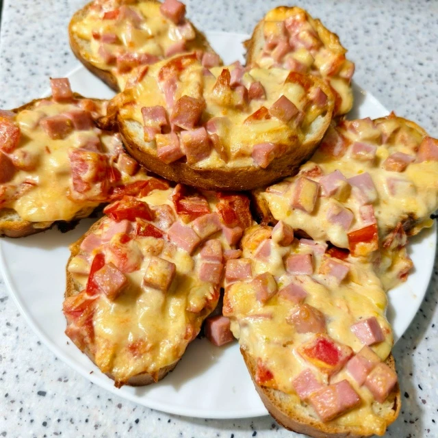 Горячие бутерброды с колбасой, помидорами и сыром!