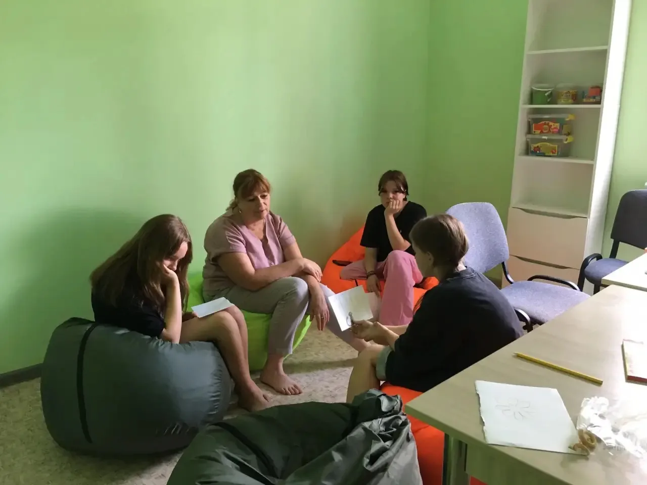 Сегодня на занятии с психологом участники создавали "волшебный забор", который символизировал не тол
