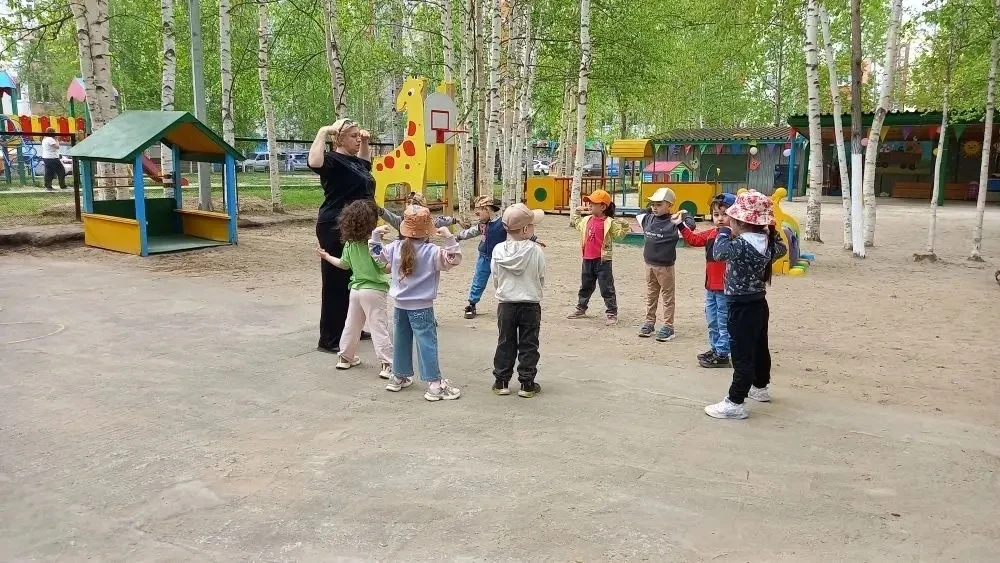 🏥Здоровье  начинается с утра. 

🏃‍♀️🏋В летний  период зарядка проводится на улице, а это значит –
