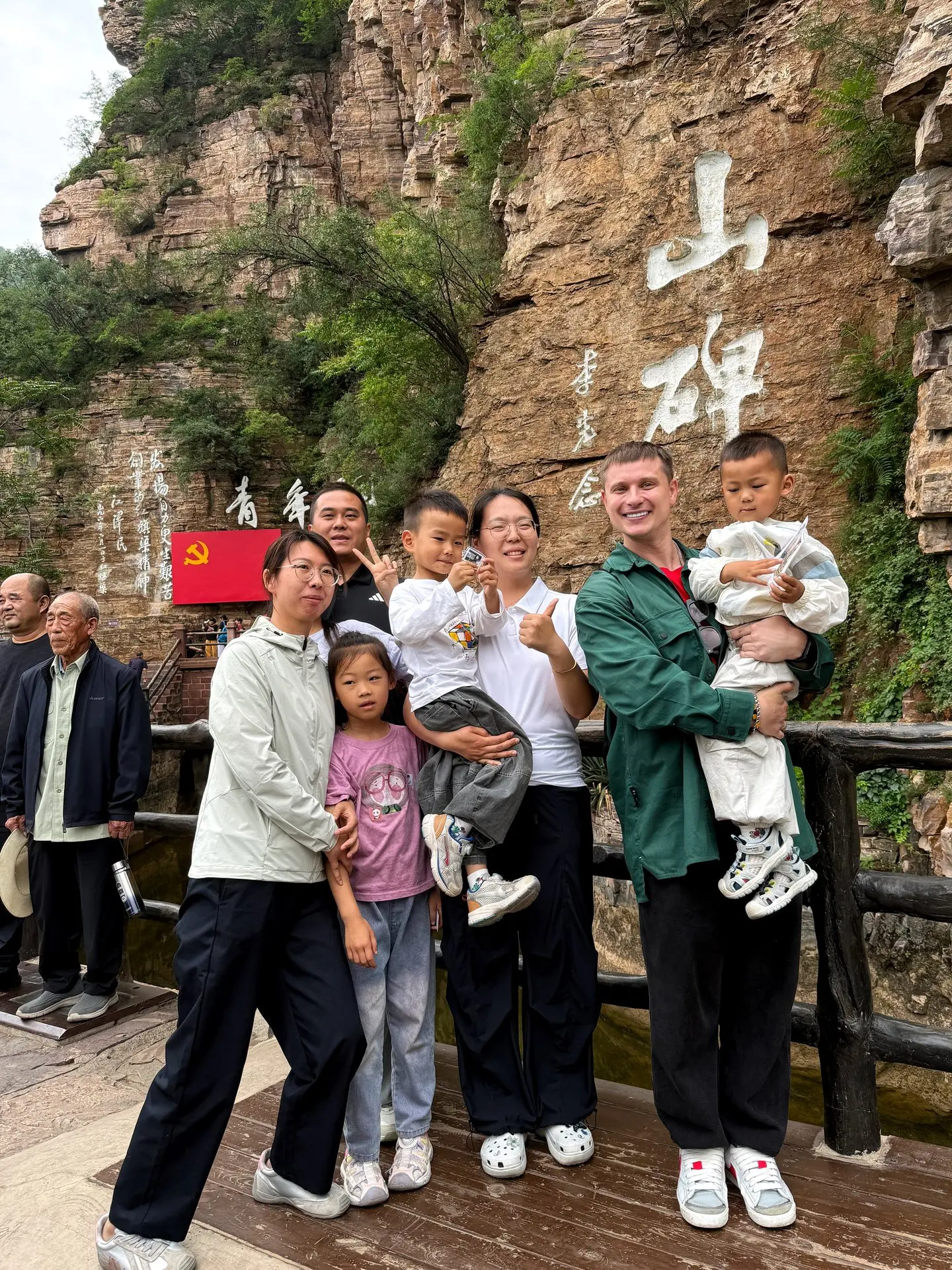 🇨🇳 Местная семья попросила сфотографироваться вместе среди величественных скал Тайхан...
