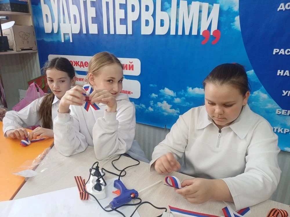 Активисты Движения Первых одиннадцатой школы изготовили Георгиевские ленточки и реализовали их. 1000