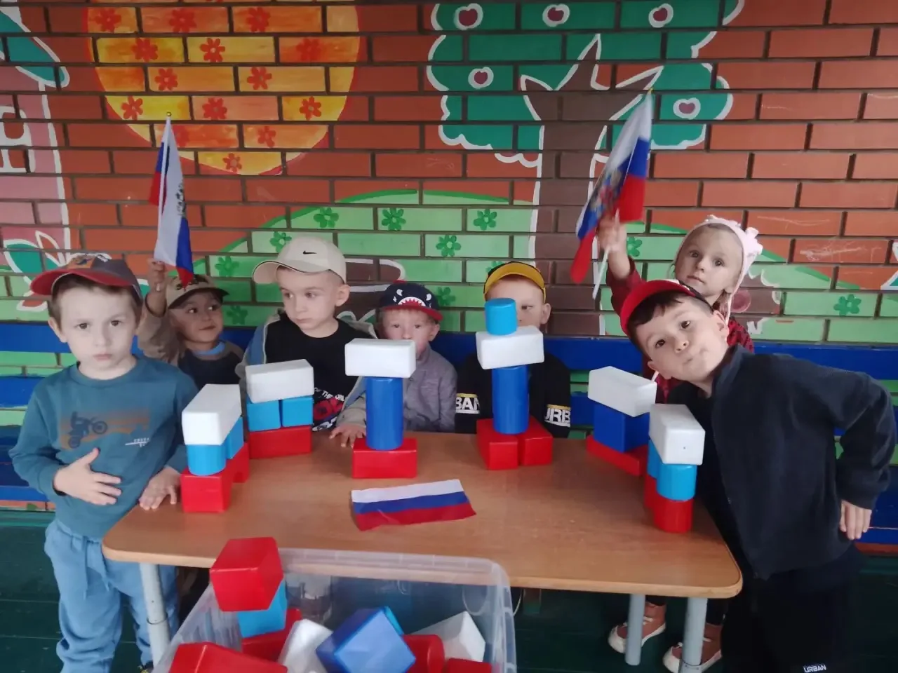 Тематическая неделя, посвящённая Государственному флагу России, — отличный способ в дос...