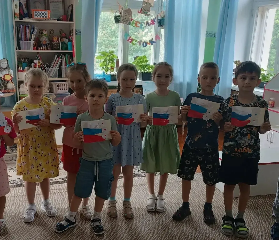 Накануне государственного праздника Дня независимости России, ребята из группы "Гномики" и "Пчелки" 