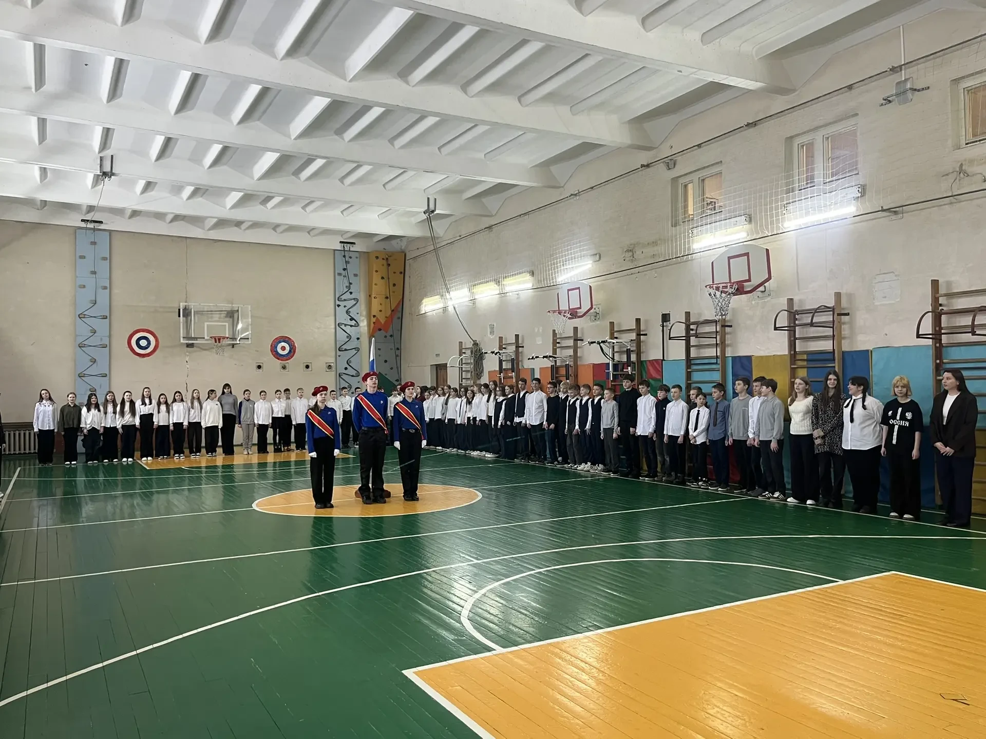 🇷🇺2 марта, в школе прошла торжественная линейка. В начале знаменная группа десятиклассников вынесла 