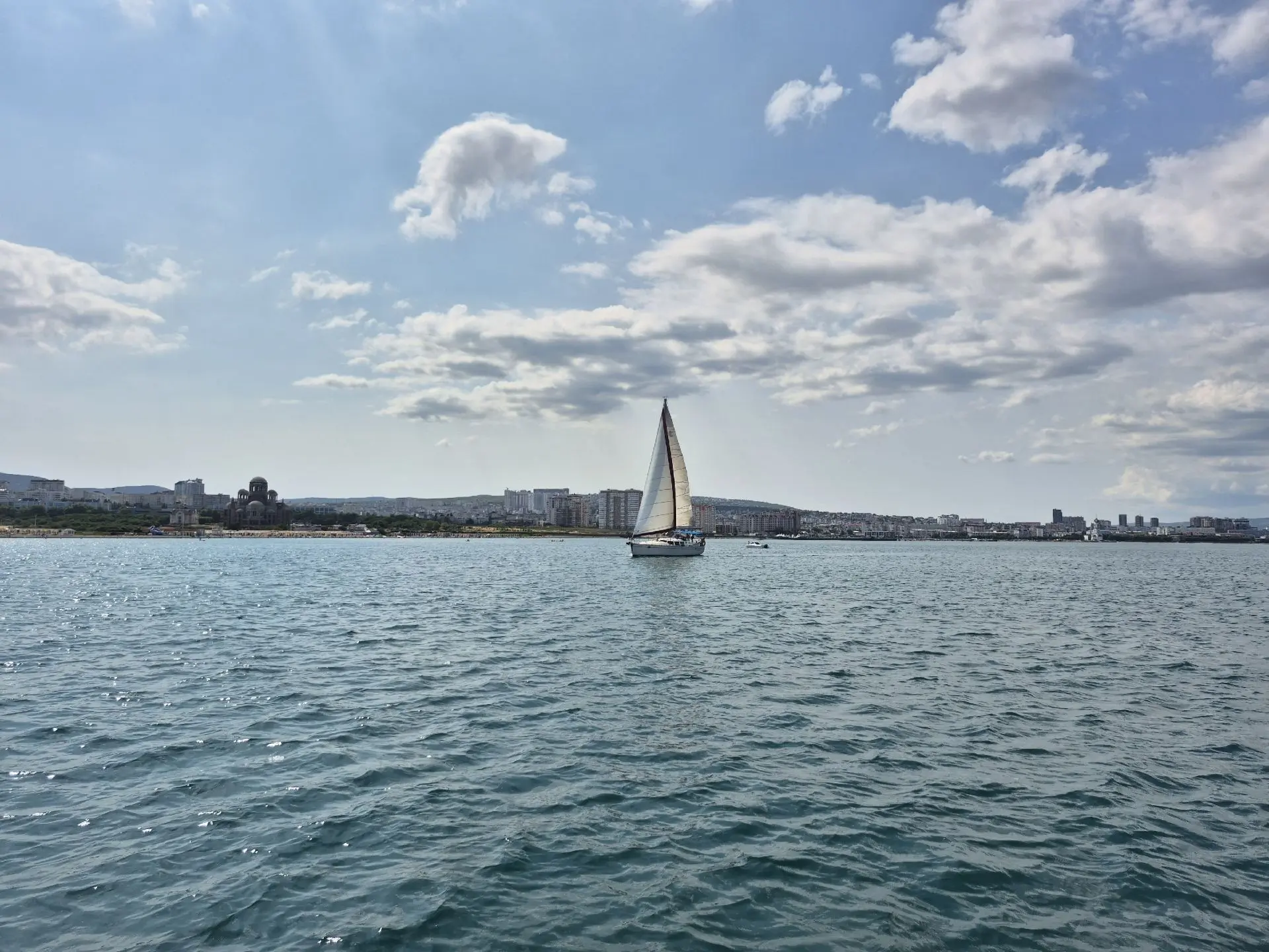 Во вторник открыли сезон морских прогулок на яхте. Накупались в открытом море. Встретили огромного д