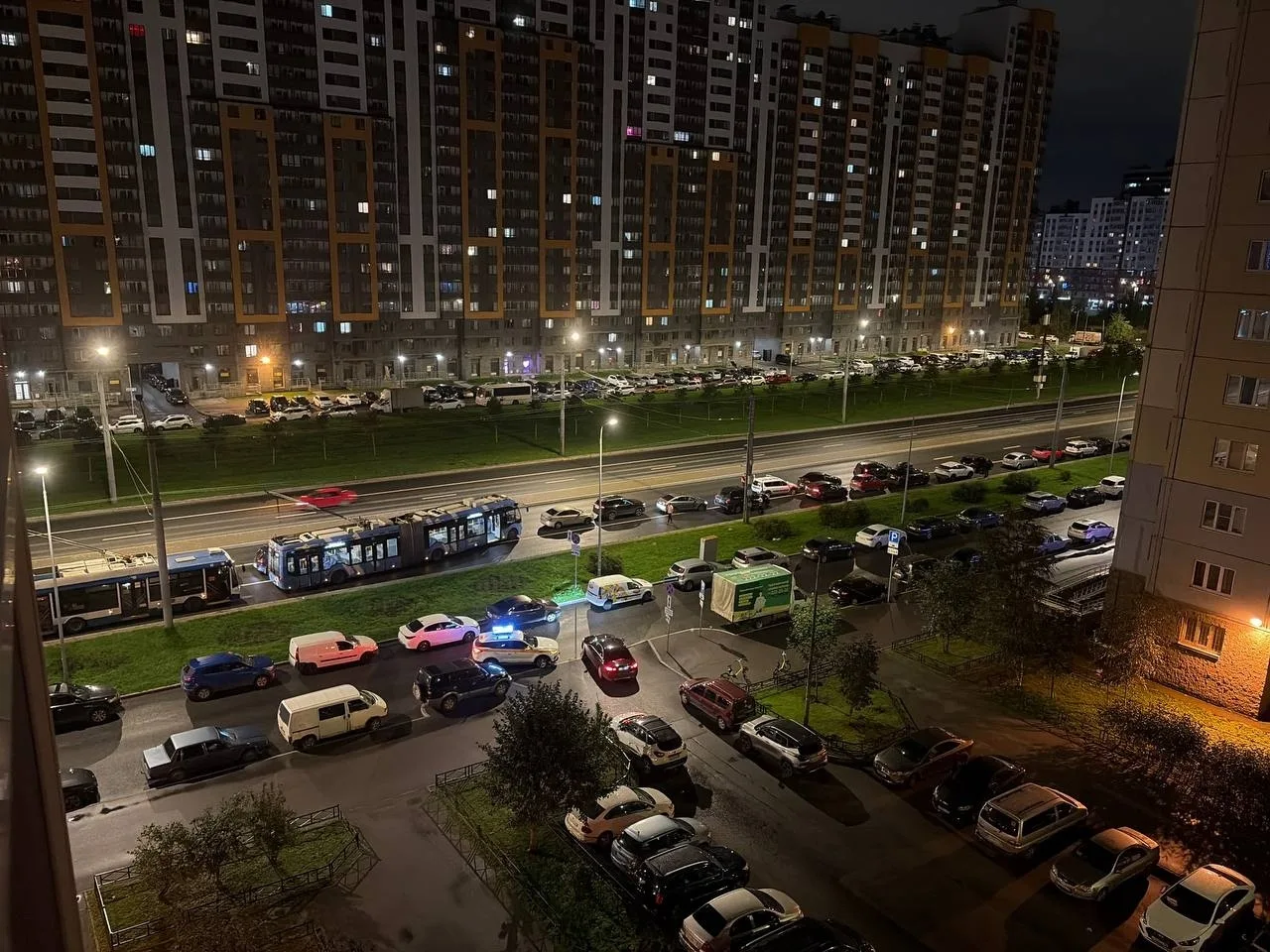 ⛽ Очередь на АЗС перекрыла полосы на Ленинском проспекте