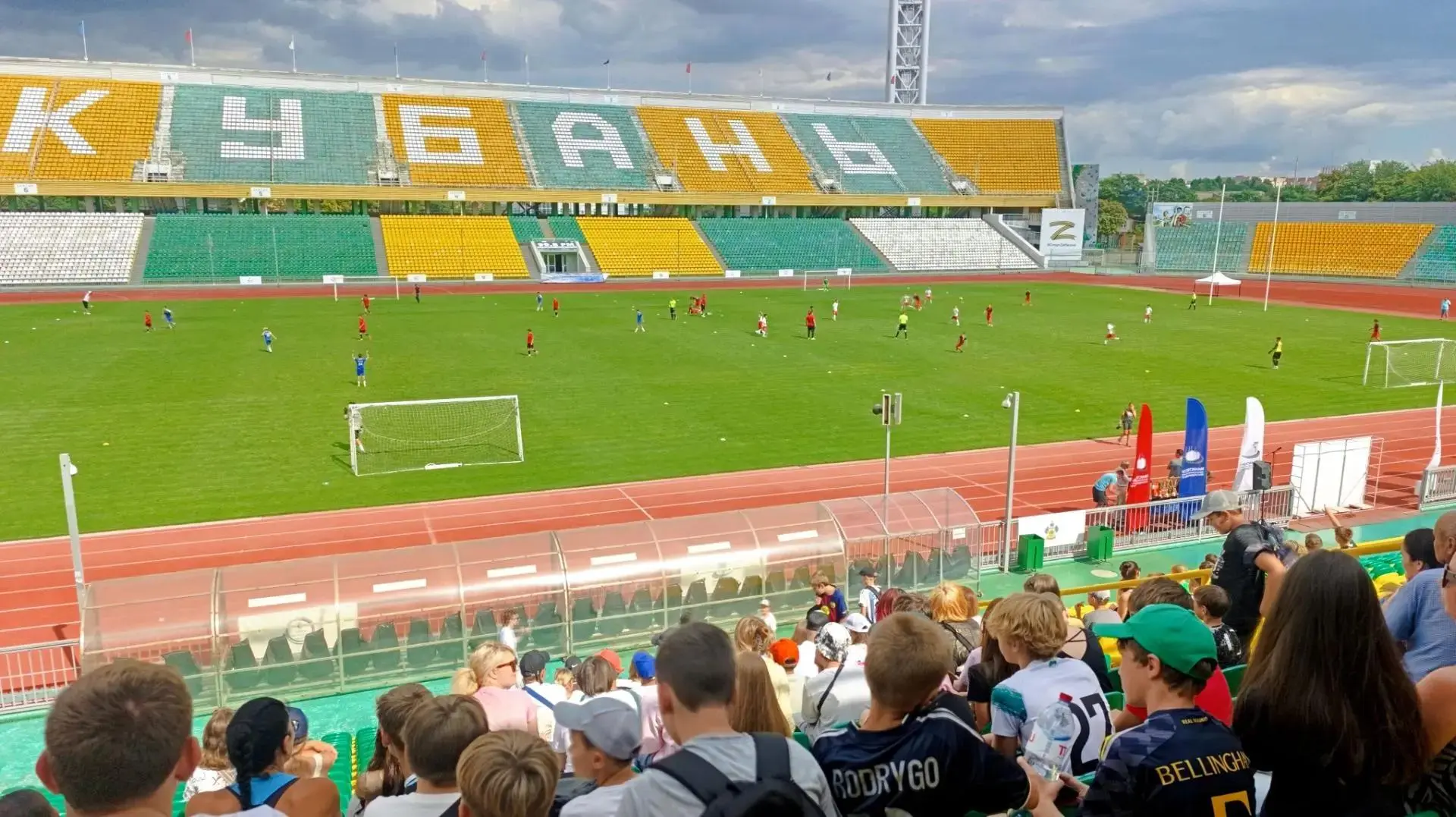 День футбола на стадионе «Кубань» ⚽🔥

27 июля наши ребята отправились на стадион «Кубань», где прох