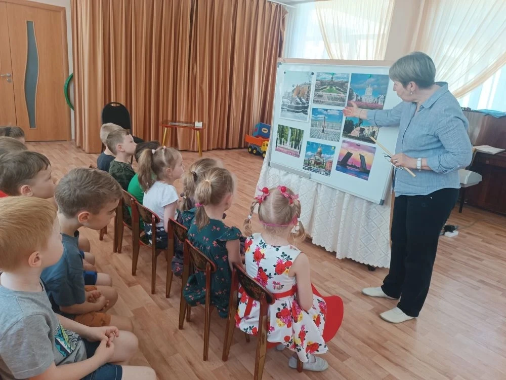 Ирина Георгиевна пополнила знания детей о нашем городе  Санкт-Петербурге,  основанным Петром I в 170
