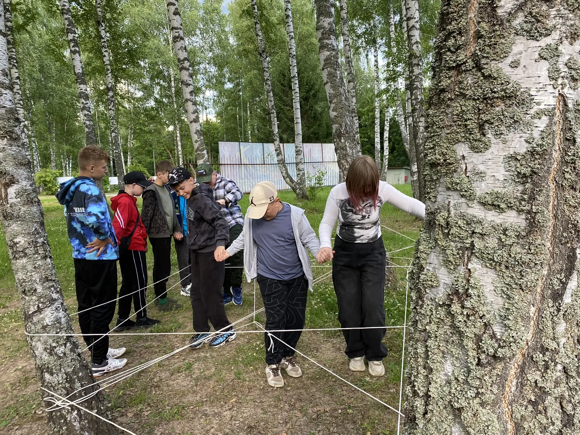 Один за всех! 🤝❤️

Веревочный курс в «Березках» — это не про высоту, это про людей.

Сегодня наши о