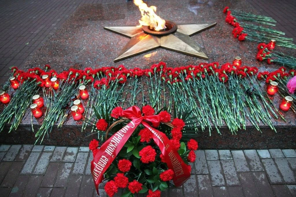 22 июня 1941 года без объявления войны Германия напала на СССР. 
 
«Наше дело правое! Враг будет раз