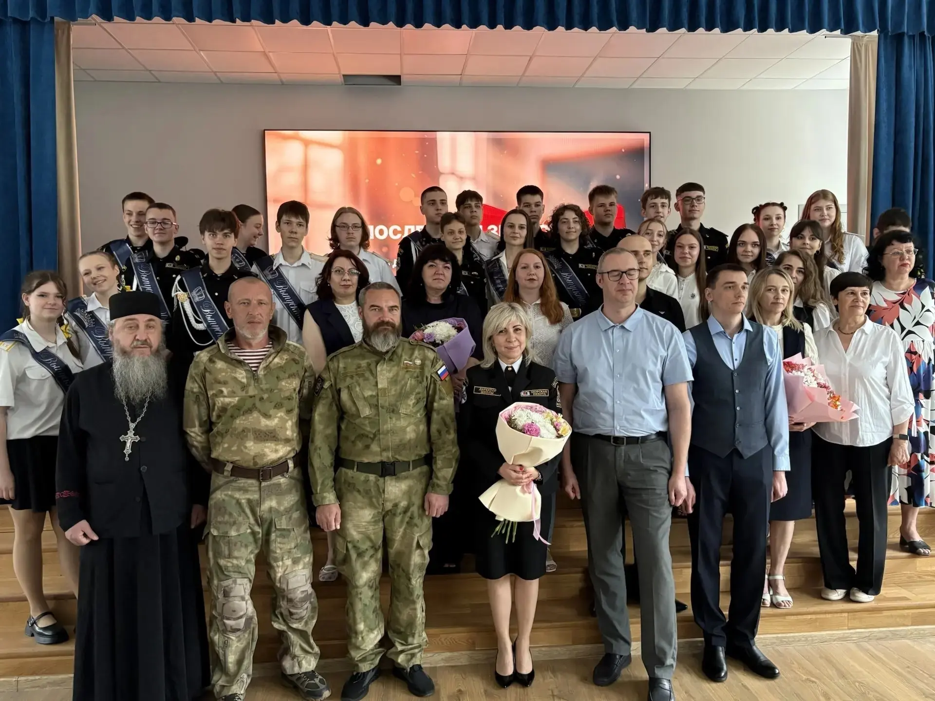 Взрослая жизнь сменила школьные грезы🎊  Сегодня по всей стране звенит он — Последний звонок, возвеща
