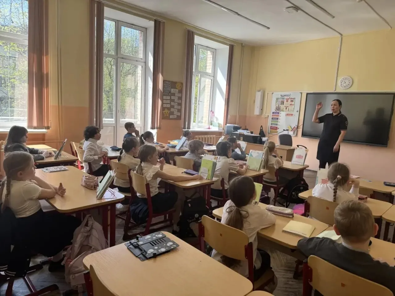 🌞ВПЕРЕДИ ЛЕТО — БЕЗОПАСНОСТЬ ДЕТЕЙ НА ДОРОГАХ!  🛣️Сегодня для учеников 2-х классов старший лейтенант