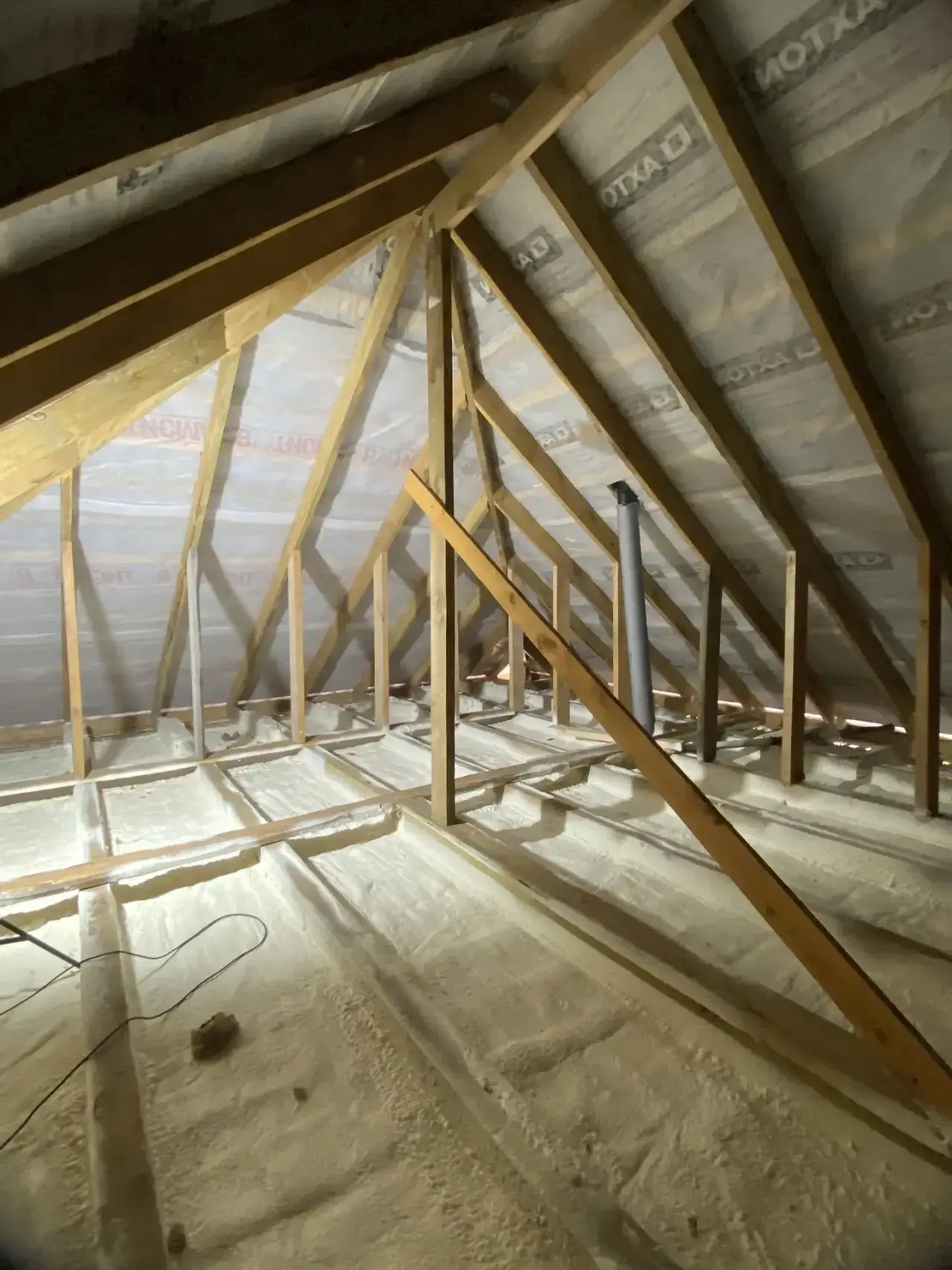 Утепление перекрытия 👍
Напылили слой 30 мм, плотного ППУ 40-45 кг/м3.
