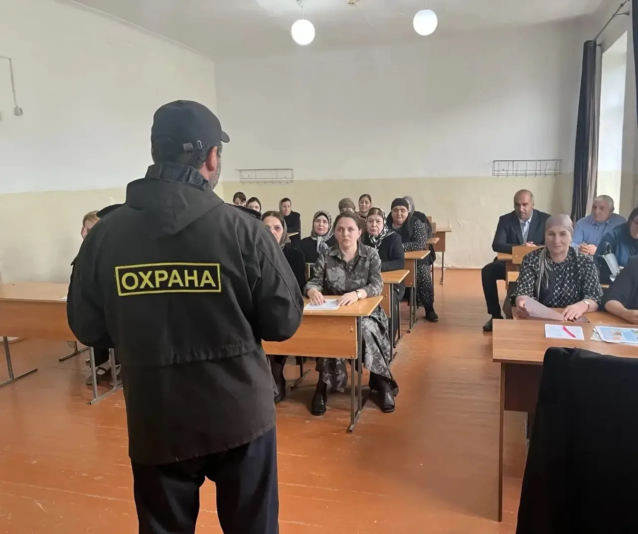 Инструктаж педагогов и работников образовательного учреждения по порядку действий при с...