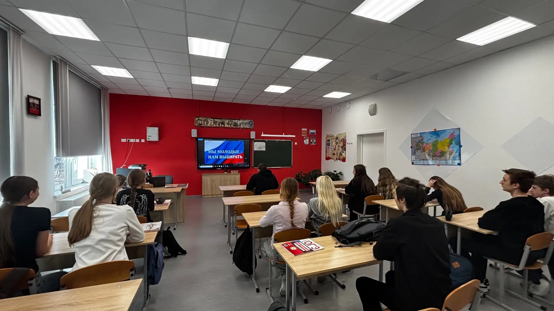 🎓 В школе прошли мероприятия ко Дню молодого избирателя: олимпиада и классный час!