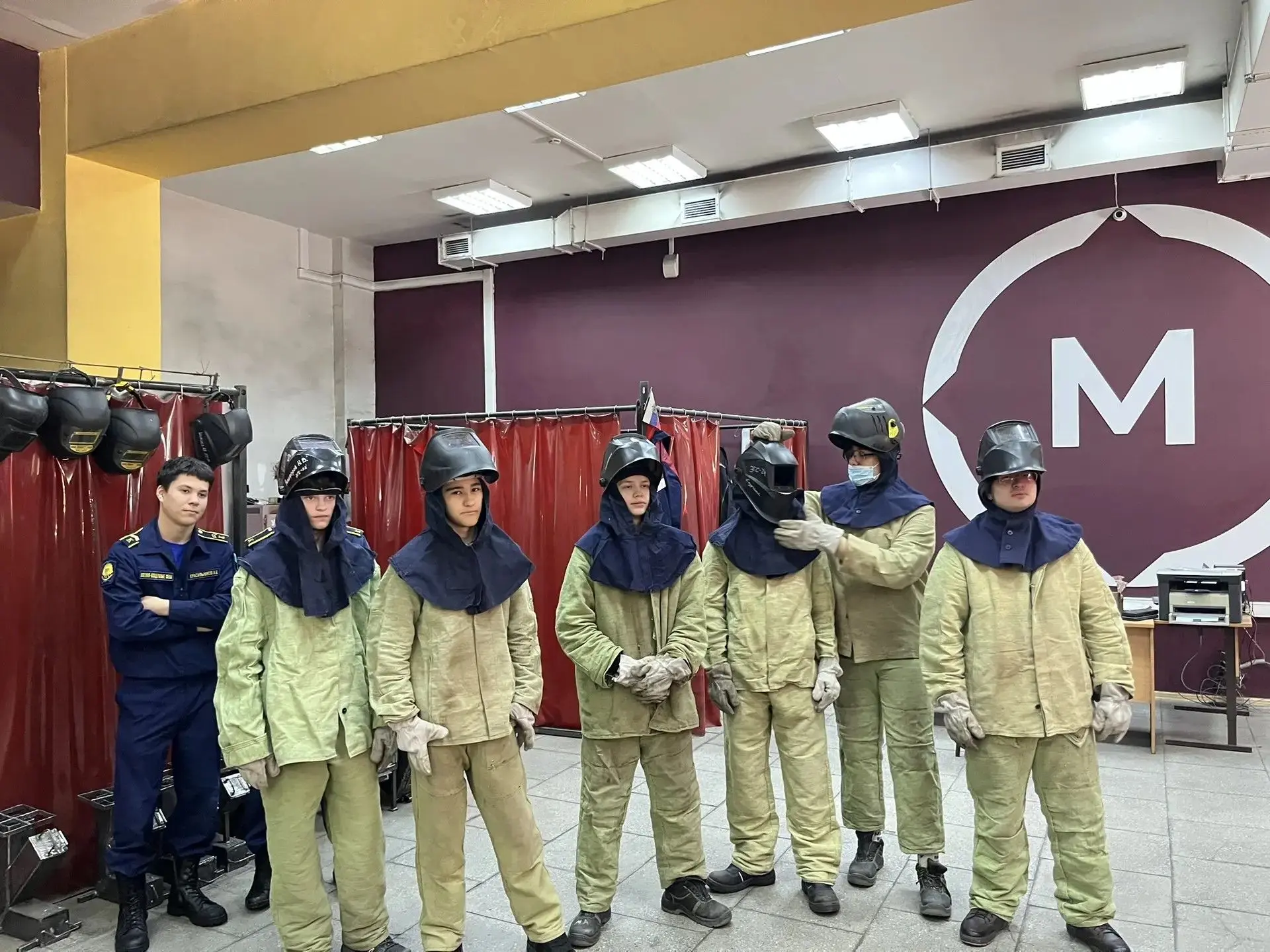 В рамках профориентационной работы и Всероссийской профориентационной недели обучающиеся 8 «В», 8 «Е