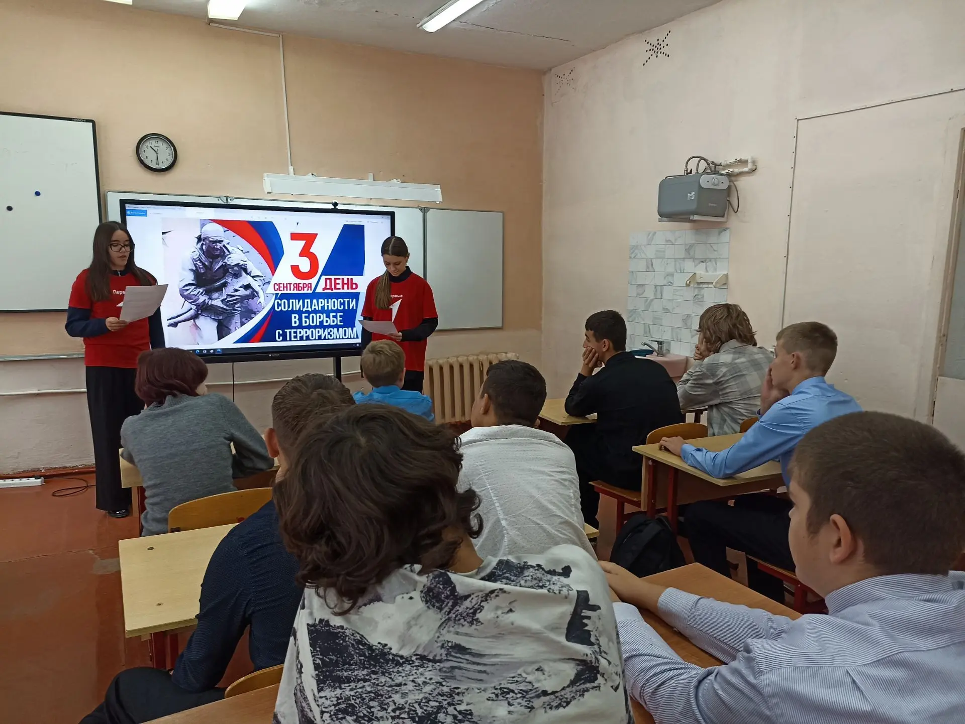 🇷🇺 Девятиклассники нашей школы присоединились к акции «Память защищает», приуроченной...