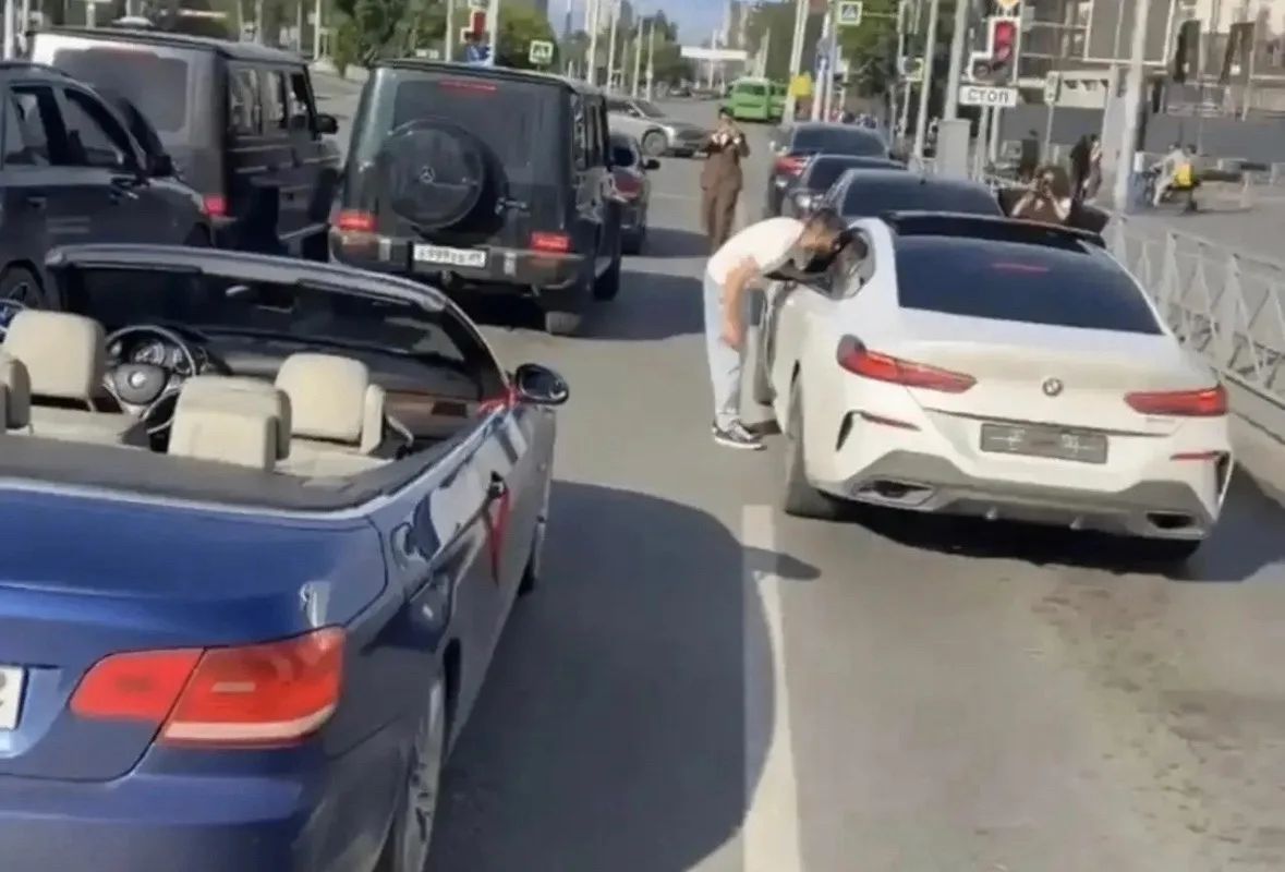 Жених из свадебного кортежа извинился перед тюменцами за нарушение порядка на дорогах

Колонна машин