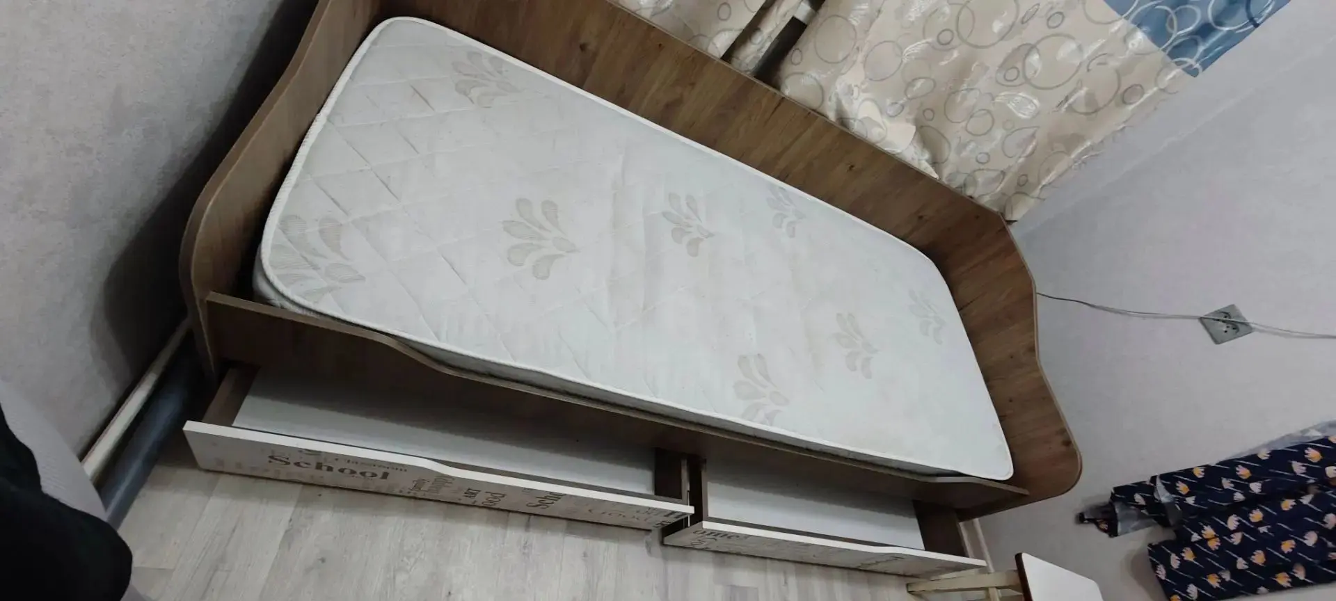 Продам набор мебели детской шкаф и кровать. Состояние б/у но достаточно хорошее, самовы...