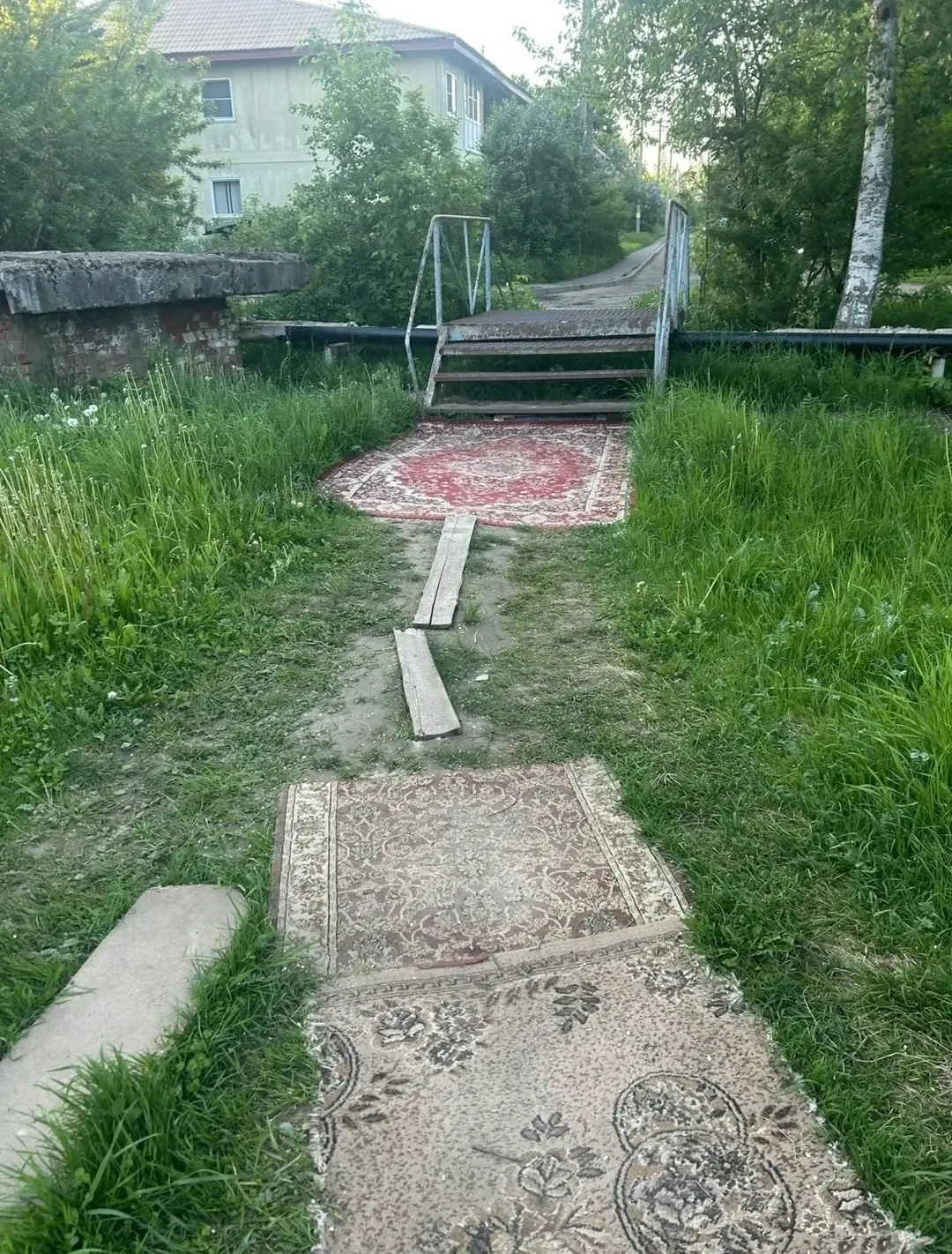Извините, вы помните, что раньше ковры клали там, где нет дорог? 😄