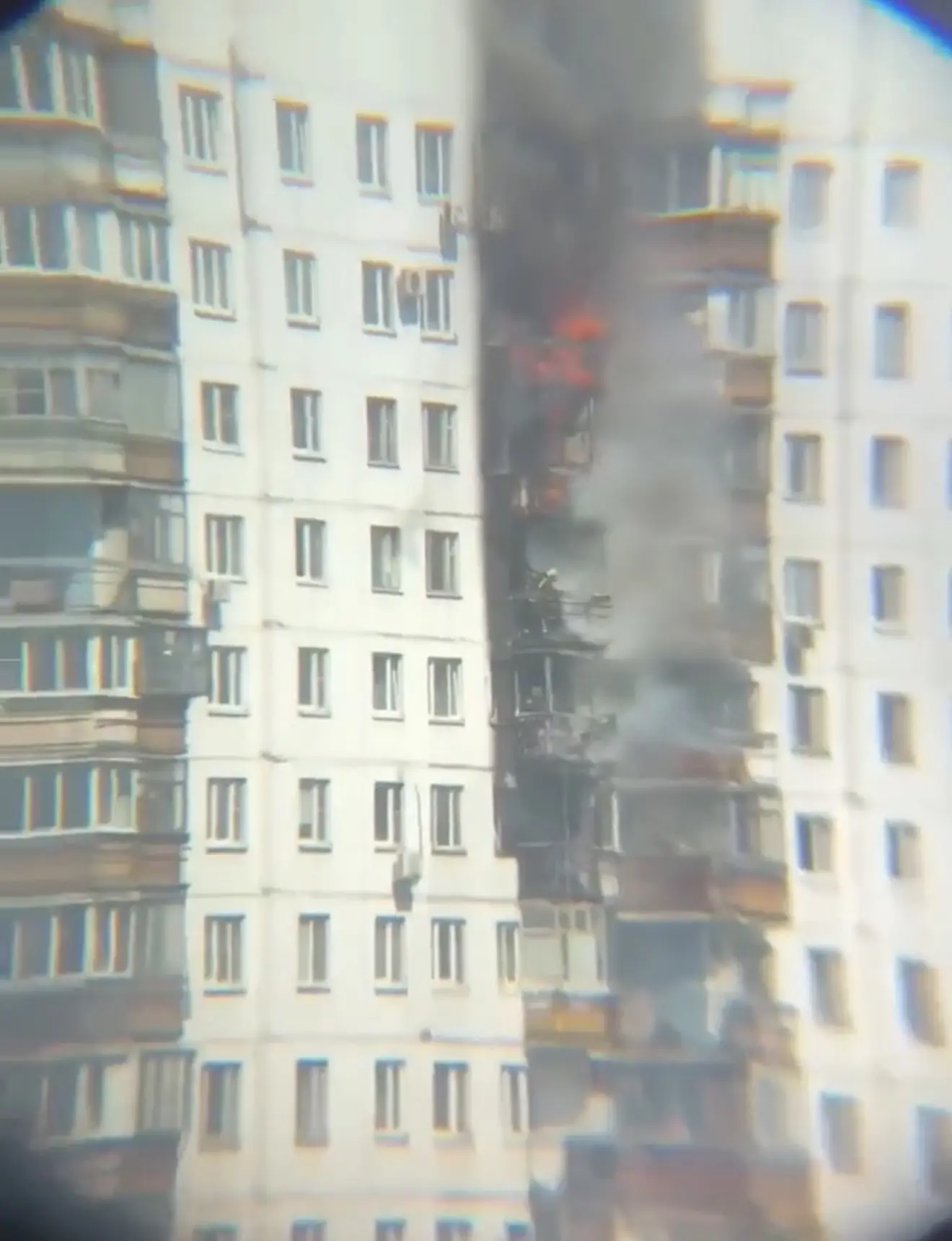 В многоэтажке в Солнцево загорелась квартира. Пожар произошел в доме на улице Авиаторов, дым распрос