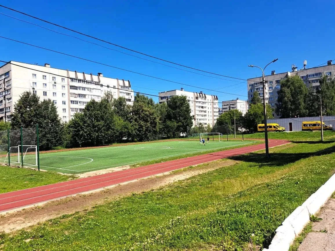 Пока ребята отдыхают на каникулах, школьный двор потихоньку становится уютнее. В СОШ № 50 продолжает