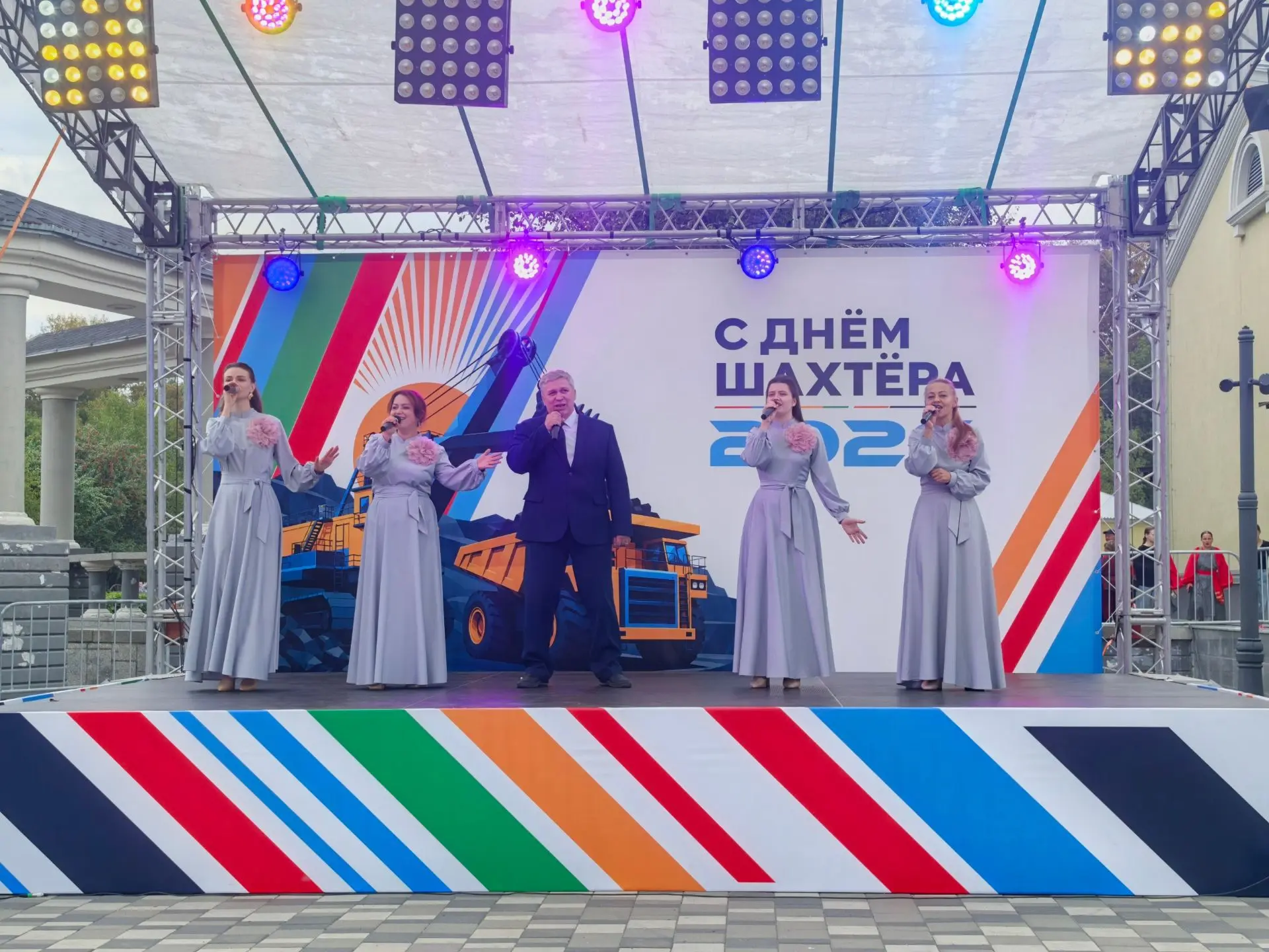 В этот День шахтёра коллектив «Русские люди» вышел на сцену, чтобы подарить праздничное...