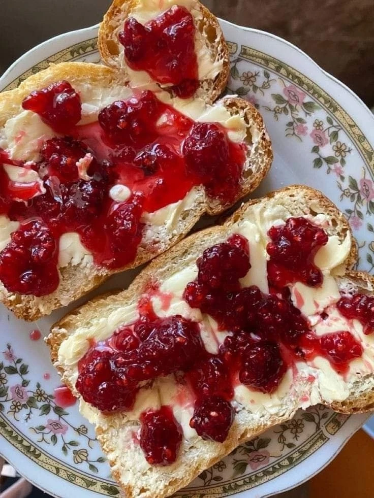 🍒 На самом деле многие люди не умеют варить настоящее варенье.
Они просто бросают в кастрюлю ягоды 