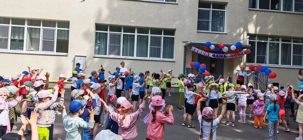 В дни июньские златые —
Солнца и цветов сполна,
Славный праздник — День России Отмечает вся страна.

