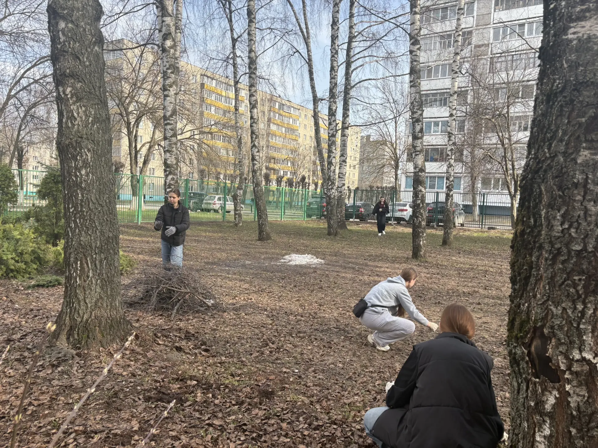 В нашей школе официально началась работа трудовой бригады! 🔥  С сегодняшнего дня ученики нашей школы