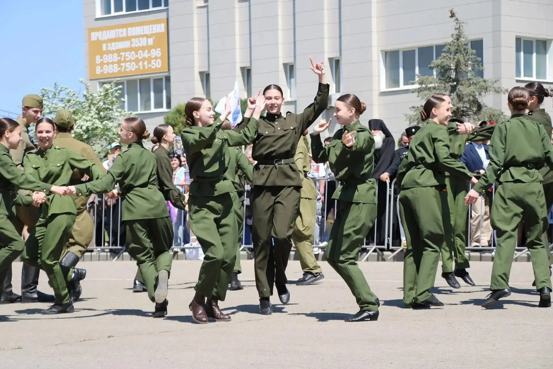 «Полотно памяти» пронесли по площади Будённовска в День Победы  Лейтмотивом всей праздничной програм
