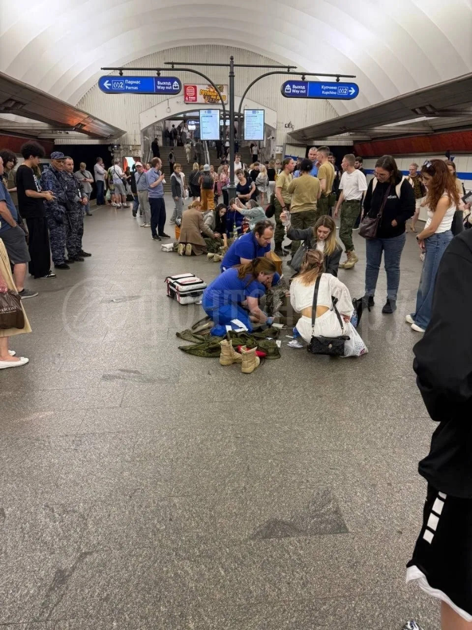 На станции метро "Пионерская" стало плохо четверым подросткам. Две девушки и двое юноше...