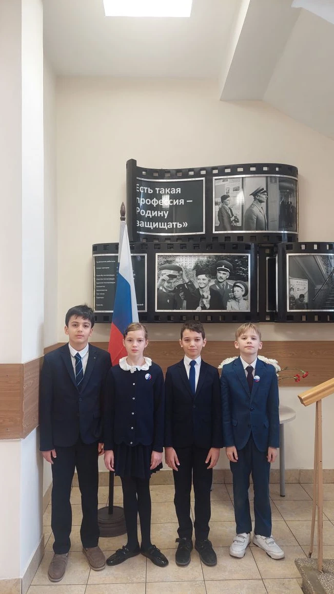 🇷🇺 Равнение на флаг!  🤍 Новую учебную неделю начинаем с традиционной церемонии выноса флага Российск