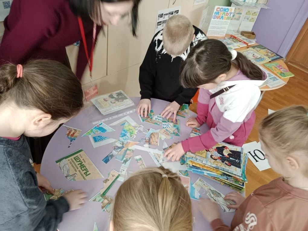📚 Путешествие по сказкам народов России  30 марта ученики 1.3 и 2.3 классов посетили библиотеку имен