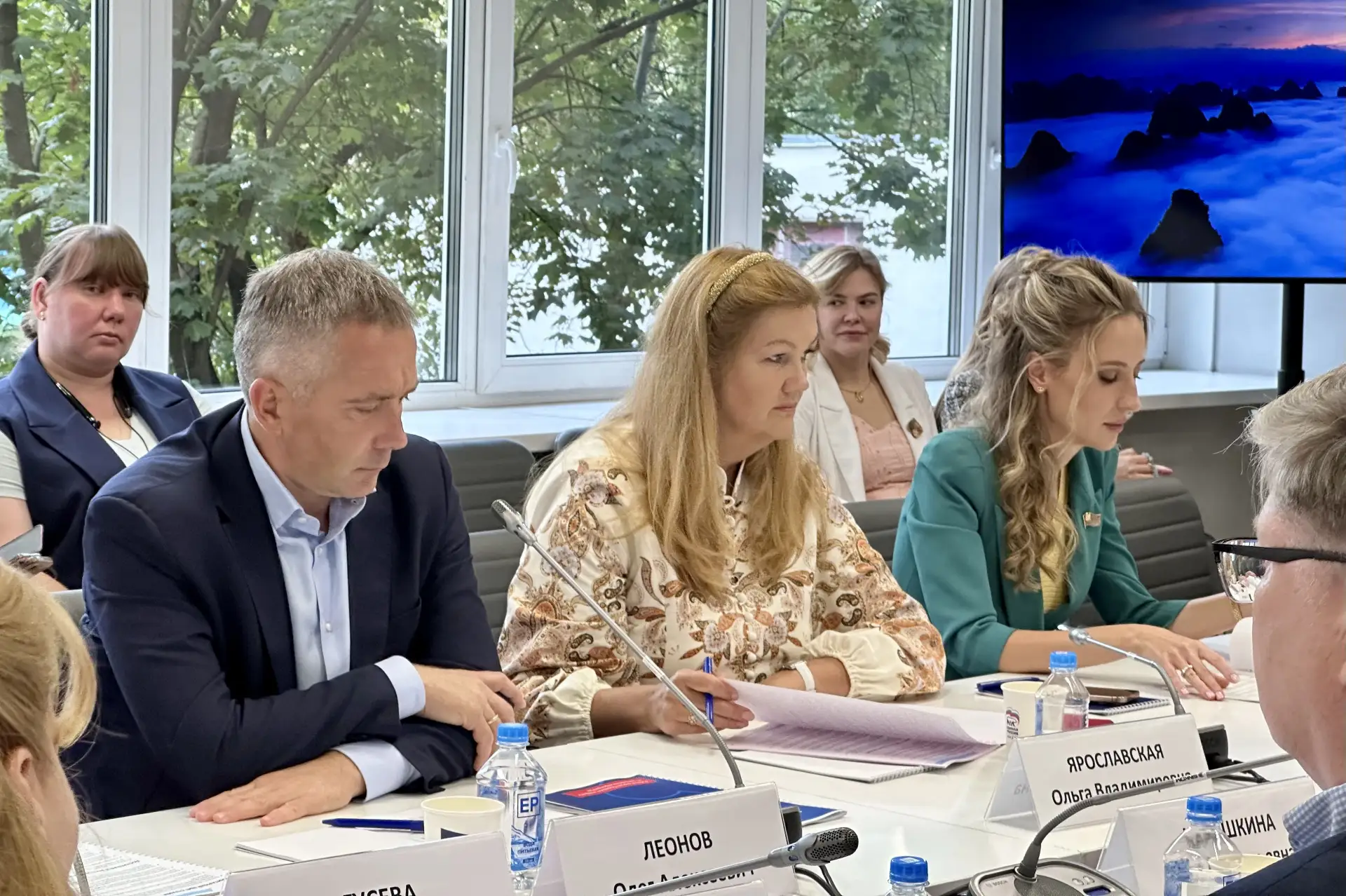 Обсудили проект новой Народной программы «Единой России». В нее уже направлено более 3 ...