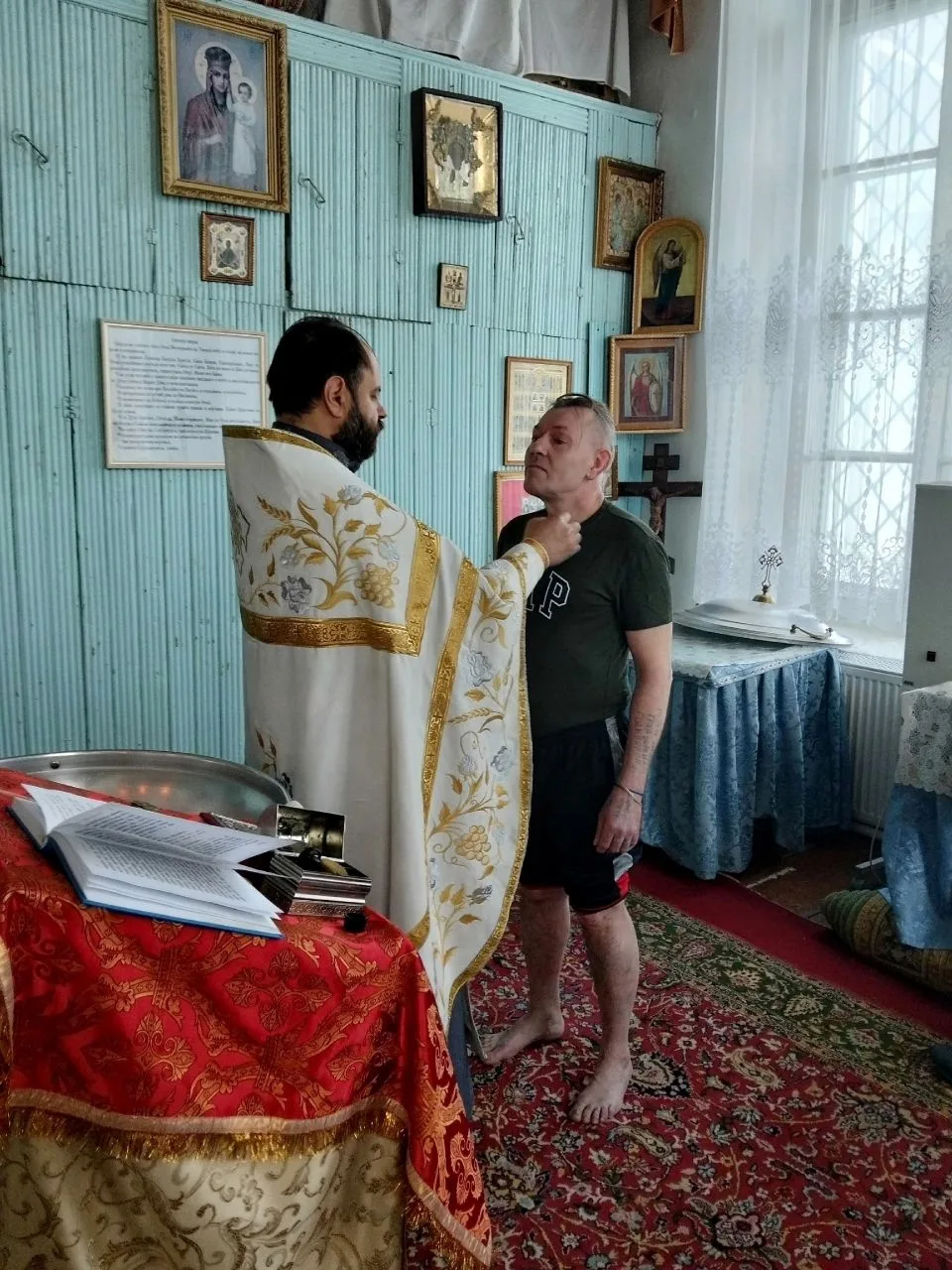 В Свято-Троицком Соборе города Острова Протоиерей Роман Павлов совершил Таинство Крещен...