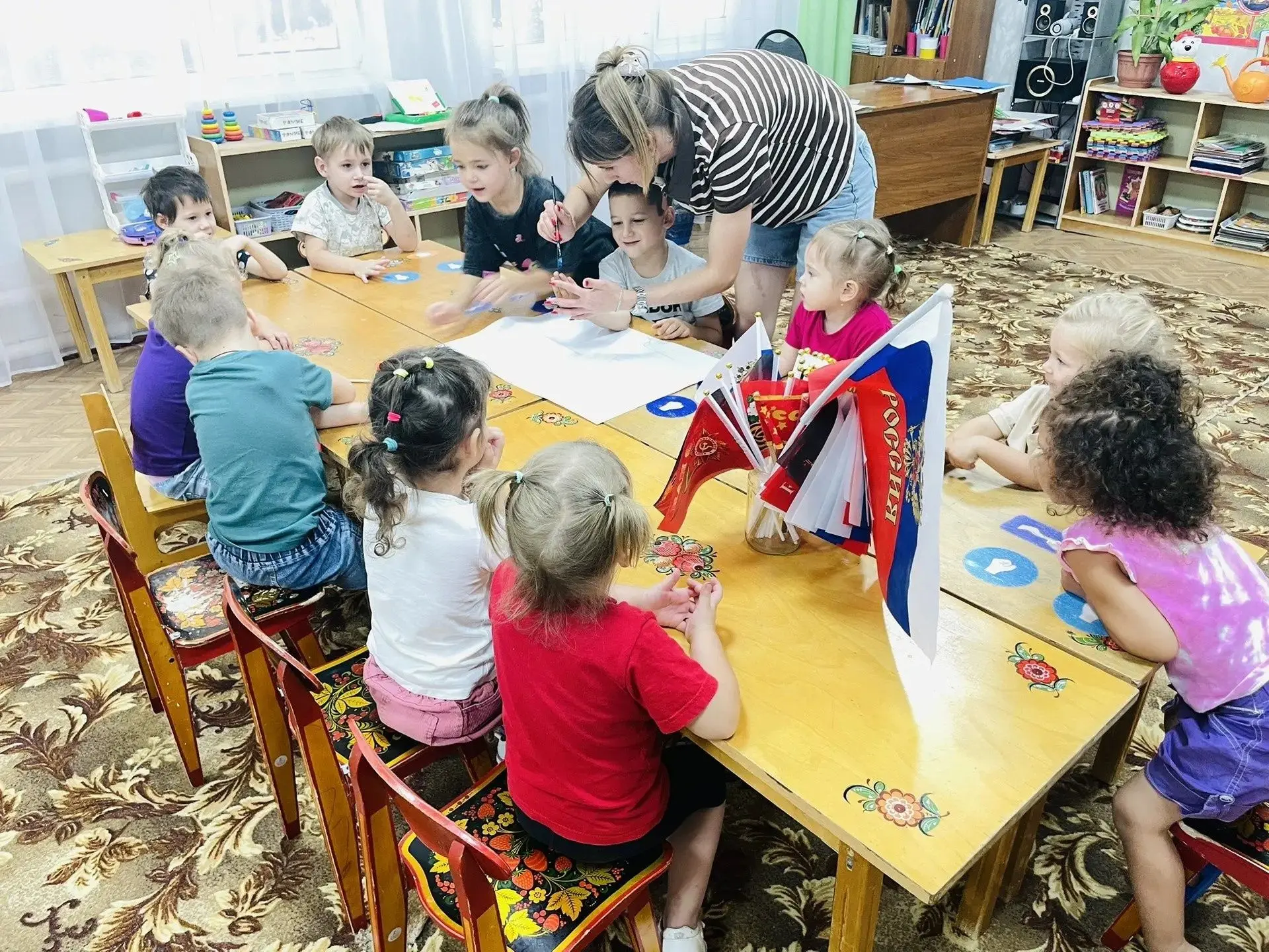 В д/с «Аленький цветочек»сегодня было особенно творчески: ребята вместе создавали колле...