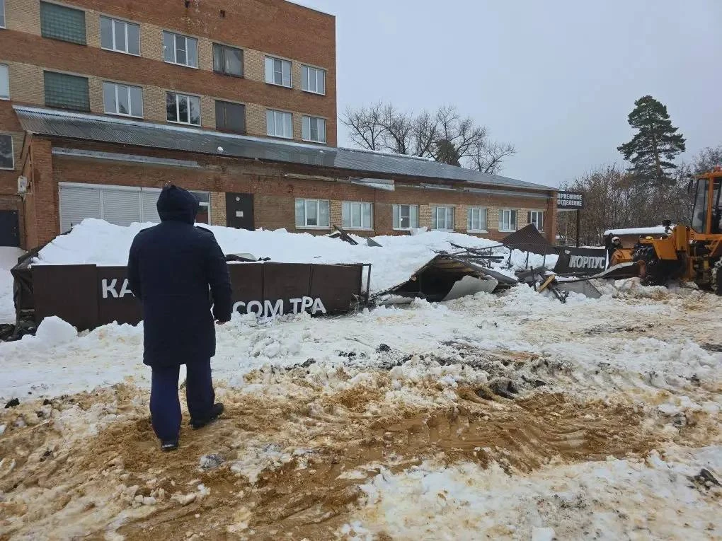 ❗ Обрушился входной козырек городской больницы города Котовск.  Предварительно установлено, что сего