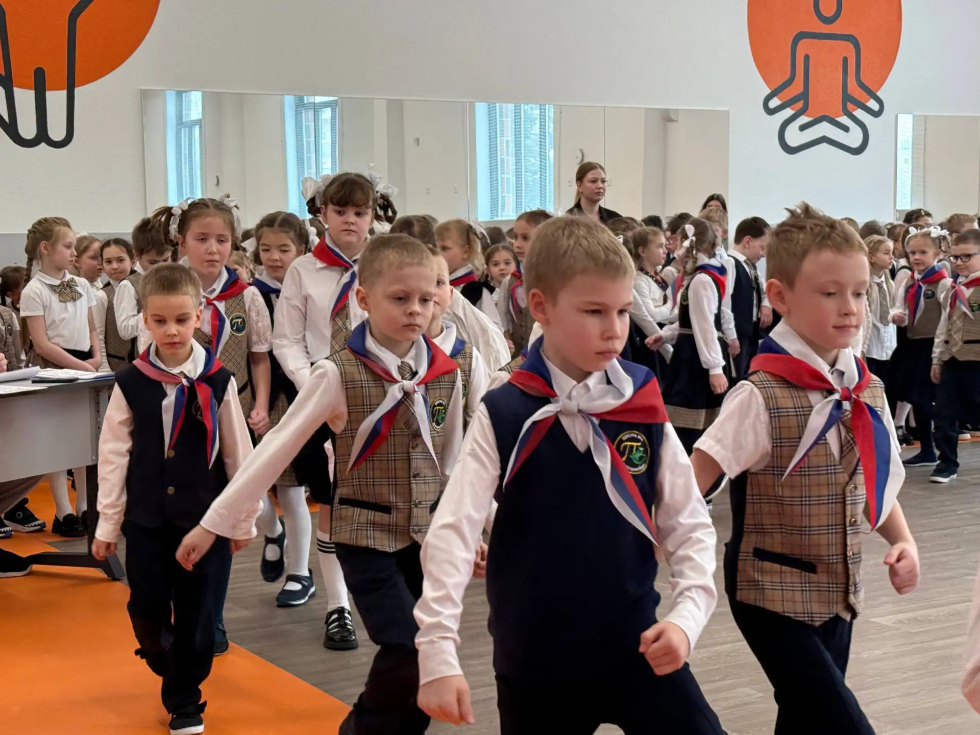 Наши юные патриоты блестяще выступили на традиционном «Смотре строя и песни»!  Четкий шаг, громкая п